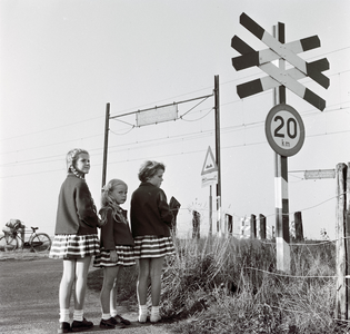 167644 Afbeelding van drie meisjes bij de onbewaakte spoorwegovergang in de Weg in de Maten bij Soestdijk (gemeente ...